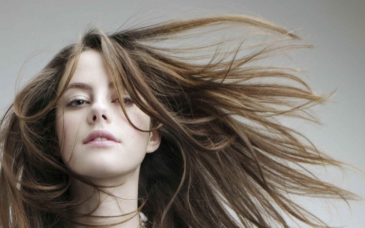 Kaya Skogladario hair in the wind