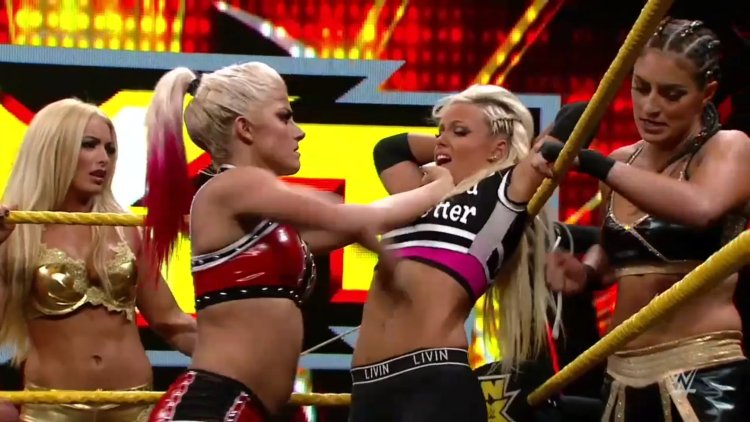 Carmella vs Liv Morgan