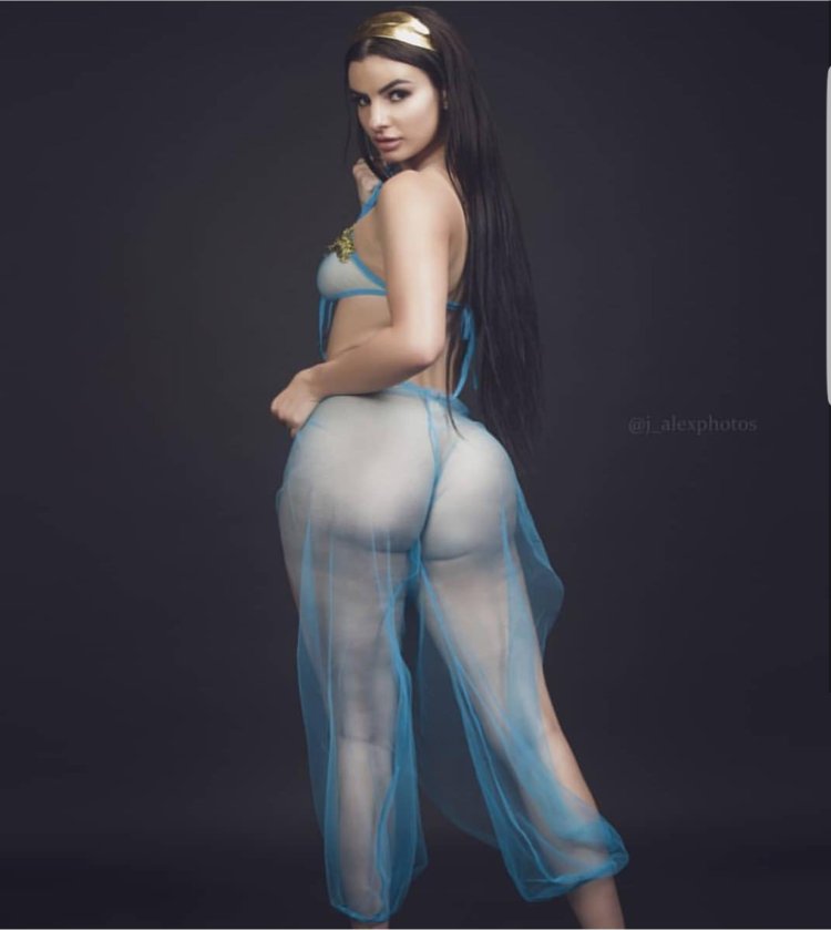 Sandra Arabian thighs