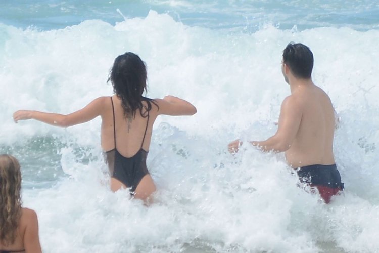 Jacqueline Macinnes Wood (Mary Louise) & Mylene Dinh-Robic (Beatrice) Lesbian Kiss in ..