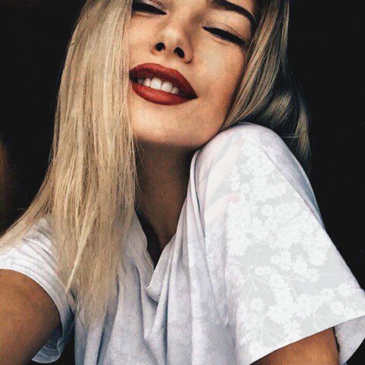 Ivleeva with dark and blond hair