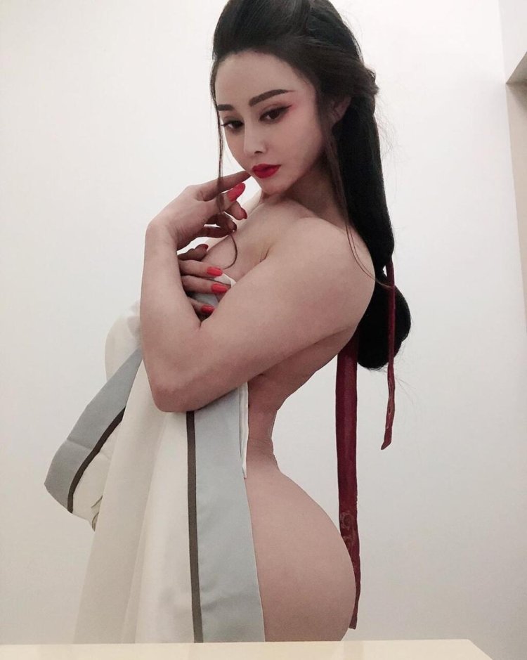 Yuan Cheron with big tits