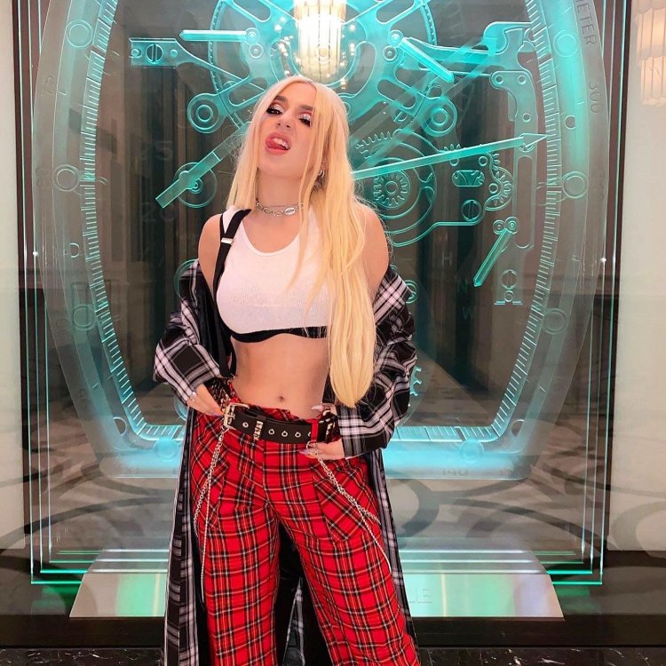 Ava Max Figure