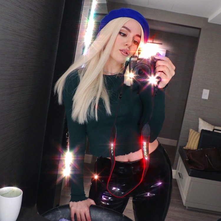 Ava Max Selfie