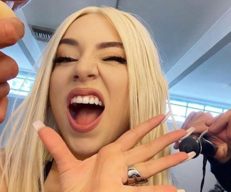 Ava Max - Cry