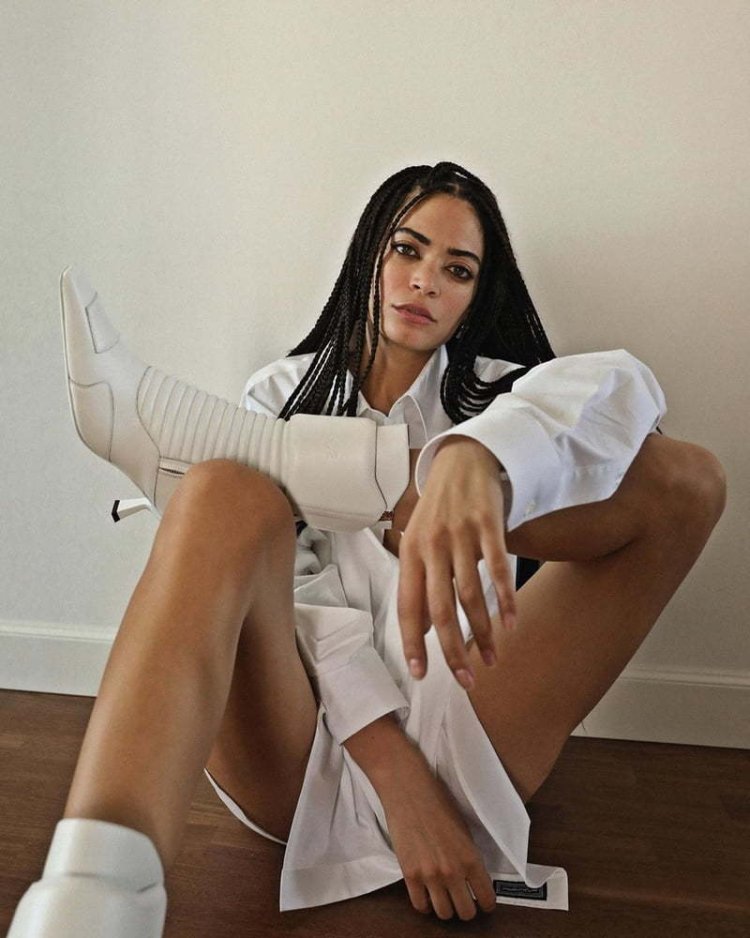 Elodi Jung in underwear