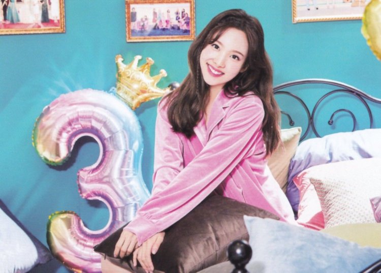 Twise Momo Photobook Scientist