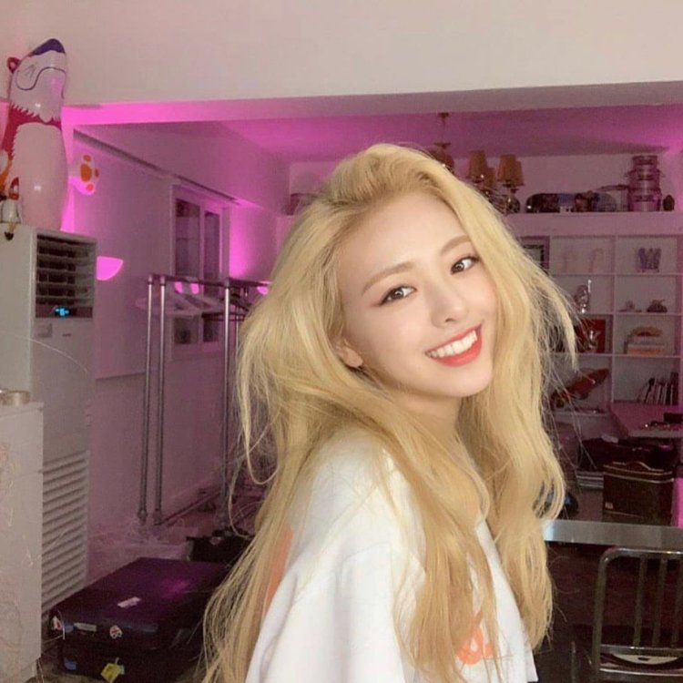 Itzy Yuna Blonde