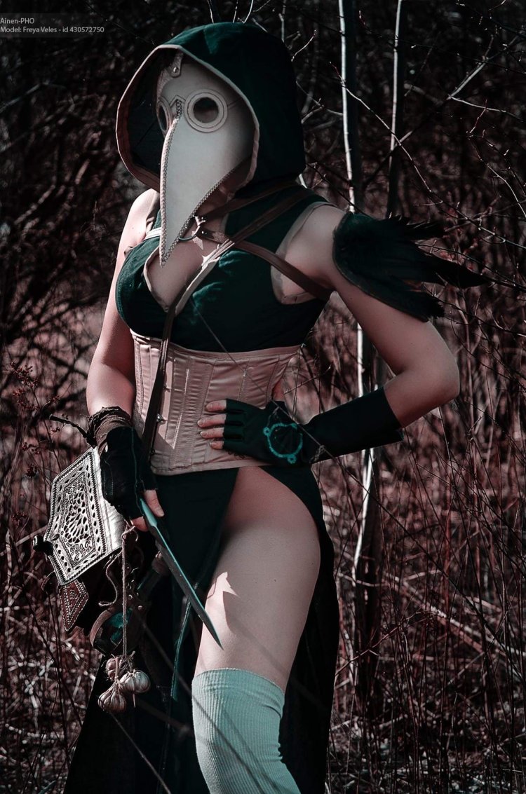 Plague doctor girl cosplay