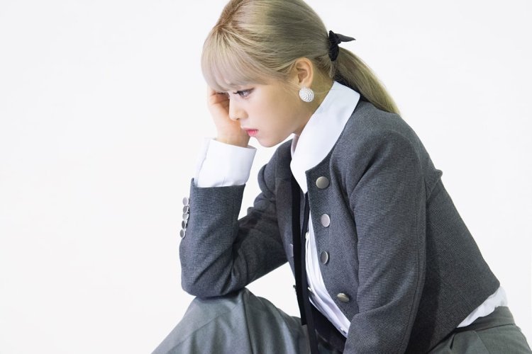 Jiho Twice Eyes Wide Open suit