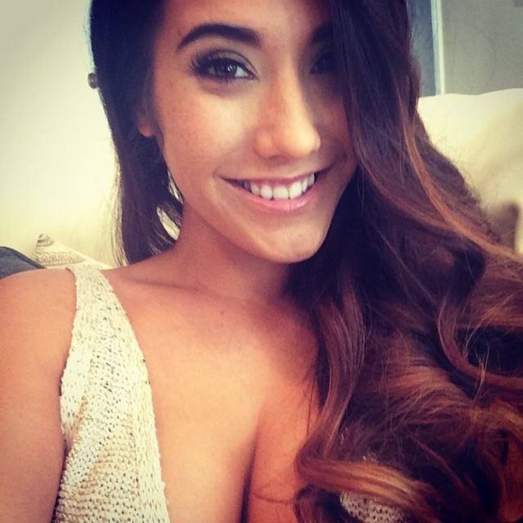Eva Lovia Selfie