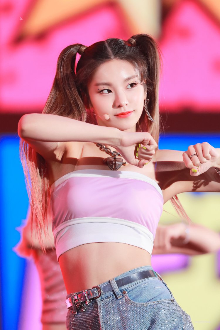 Itzy Yeji Hot