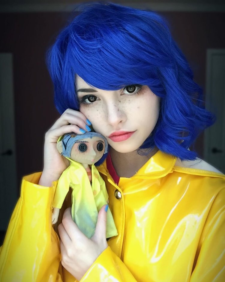 Coraline in nightmare cosplay
