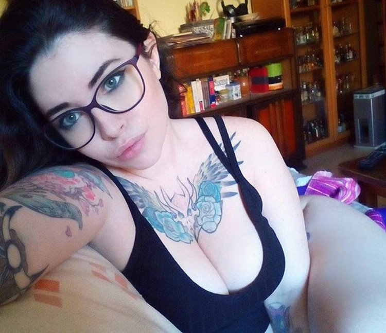 Marina Mui naked without panties