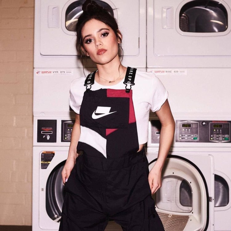 Jenna Ortega dressed up as an Instagram cat