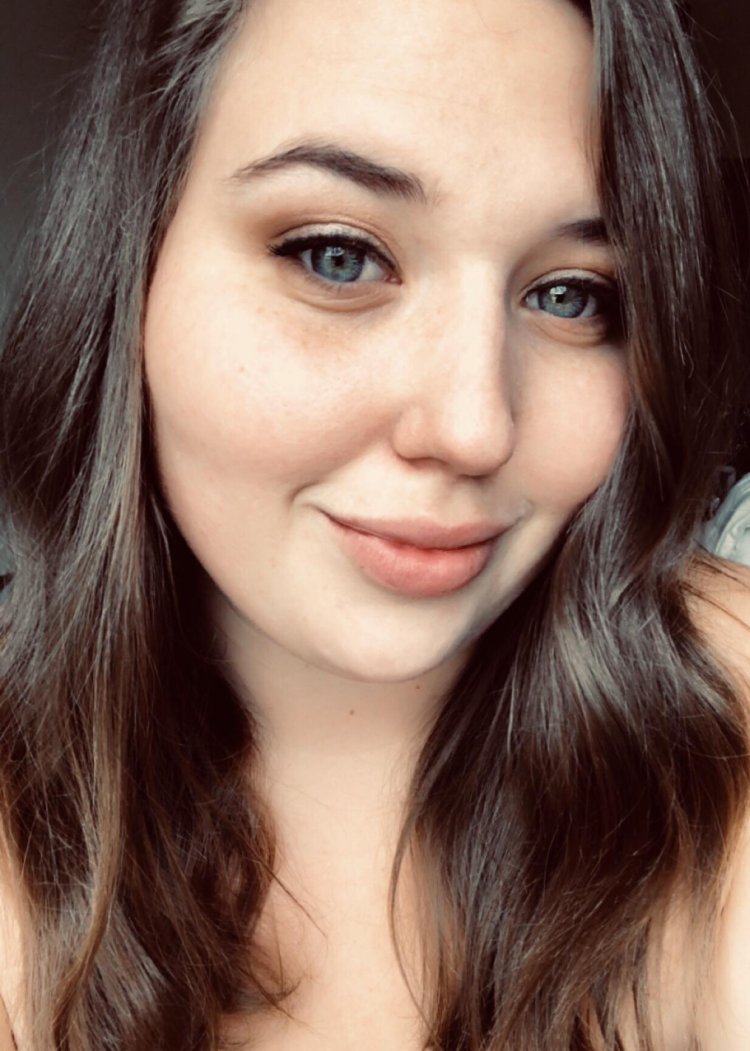 Chubby girl in the apartment