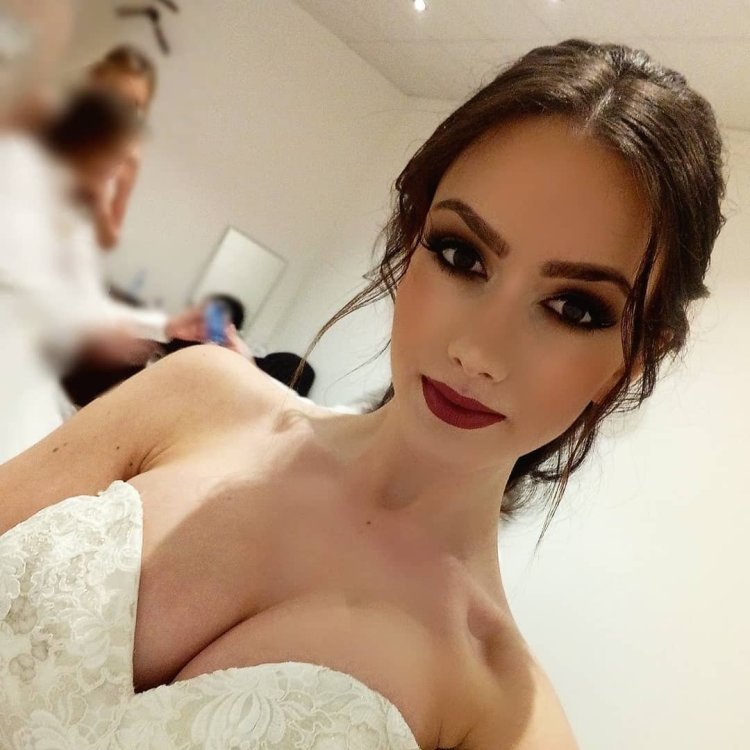 Serbian TV presenter Sara Damjanovic