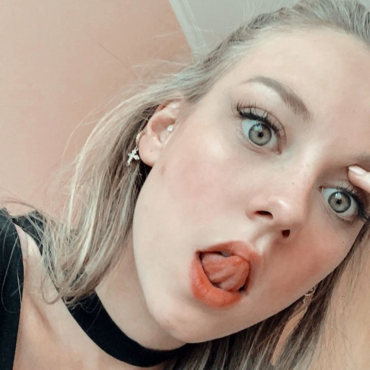 Esther Exposito nose