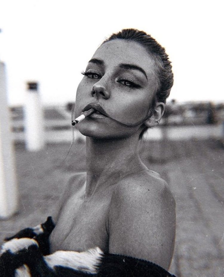 Esther Exposito tik tok