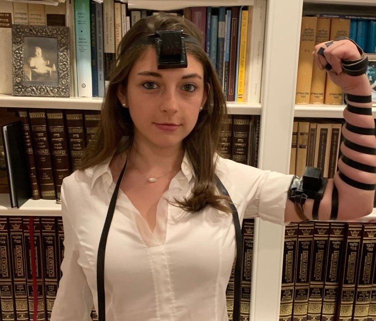 Israeli girls in the city