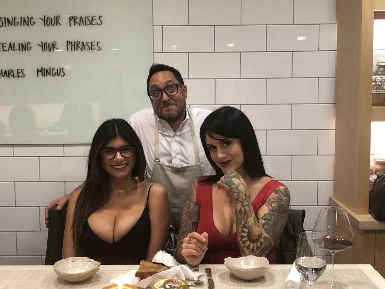 Mia Khalifa with a fan