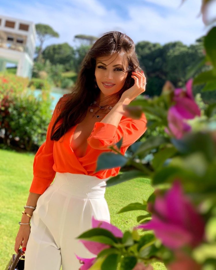 Alena Savostikova legs