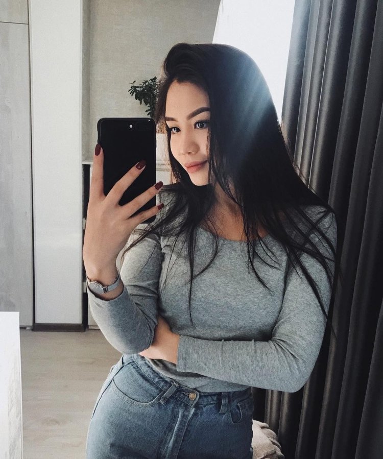 Aizhan Asemova selfie