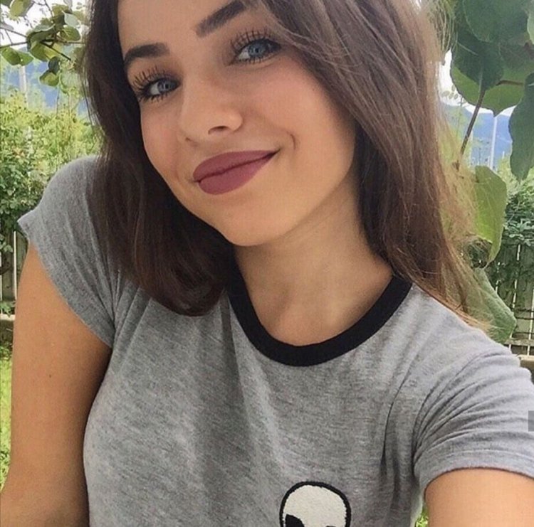 Beautiful american girls selfie