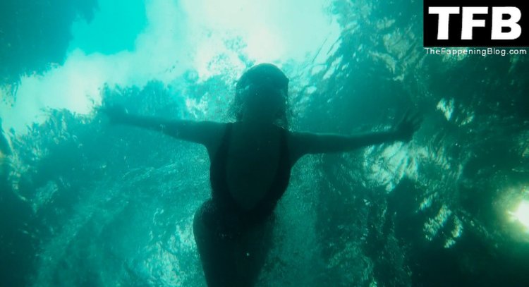 Deep waters Ana de Armas topless