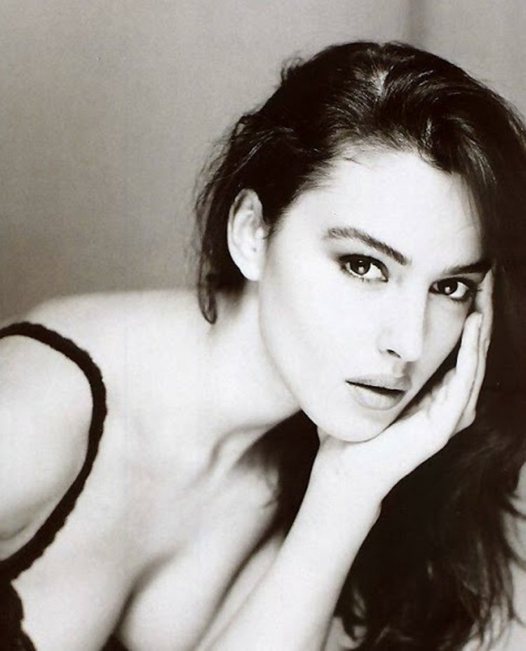 Photo shoots of Monica Belucci in his youth