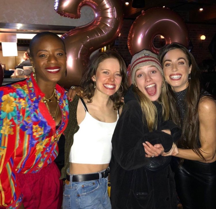 Lisa Haydon wallpaper