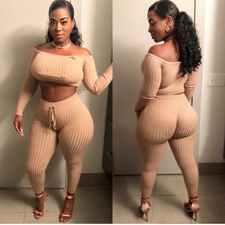 Amanda Alice Lee in bikini