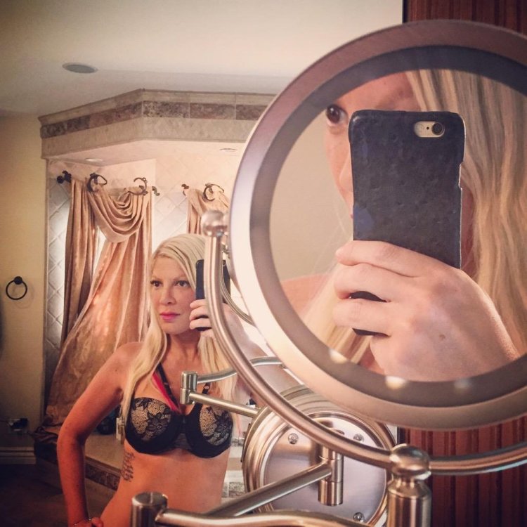 Tori spelling selfie
