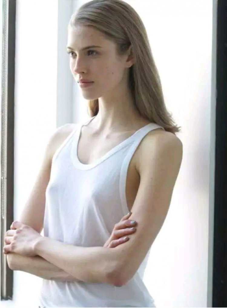 How to draw small breasts