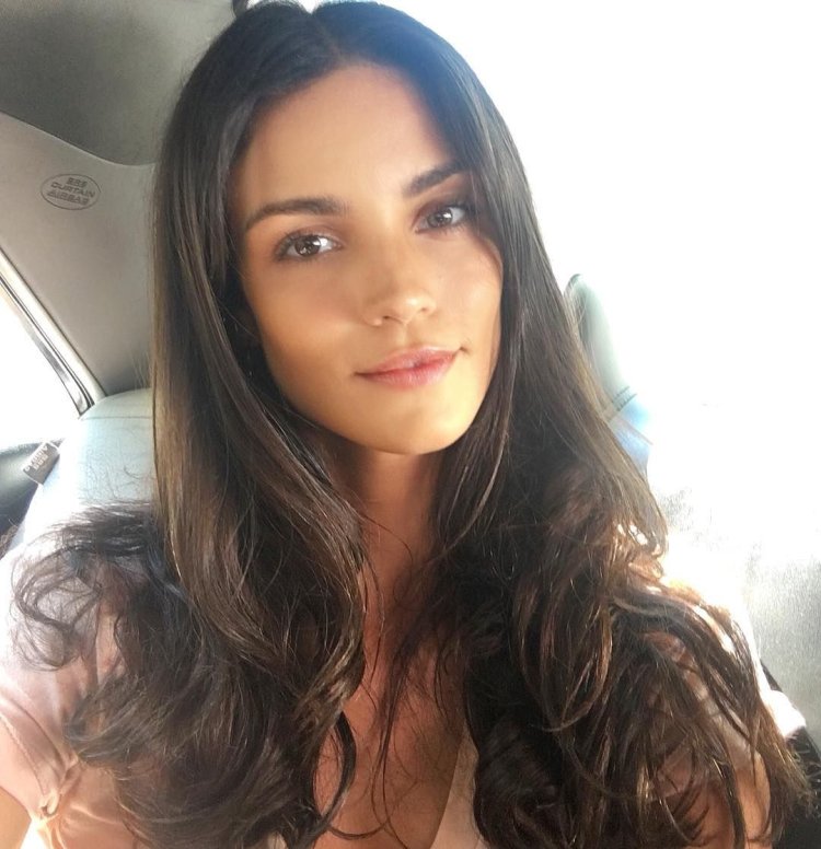 Brunettes with natural beauty