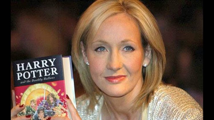 Harry and Hermione kiss