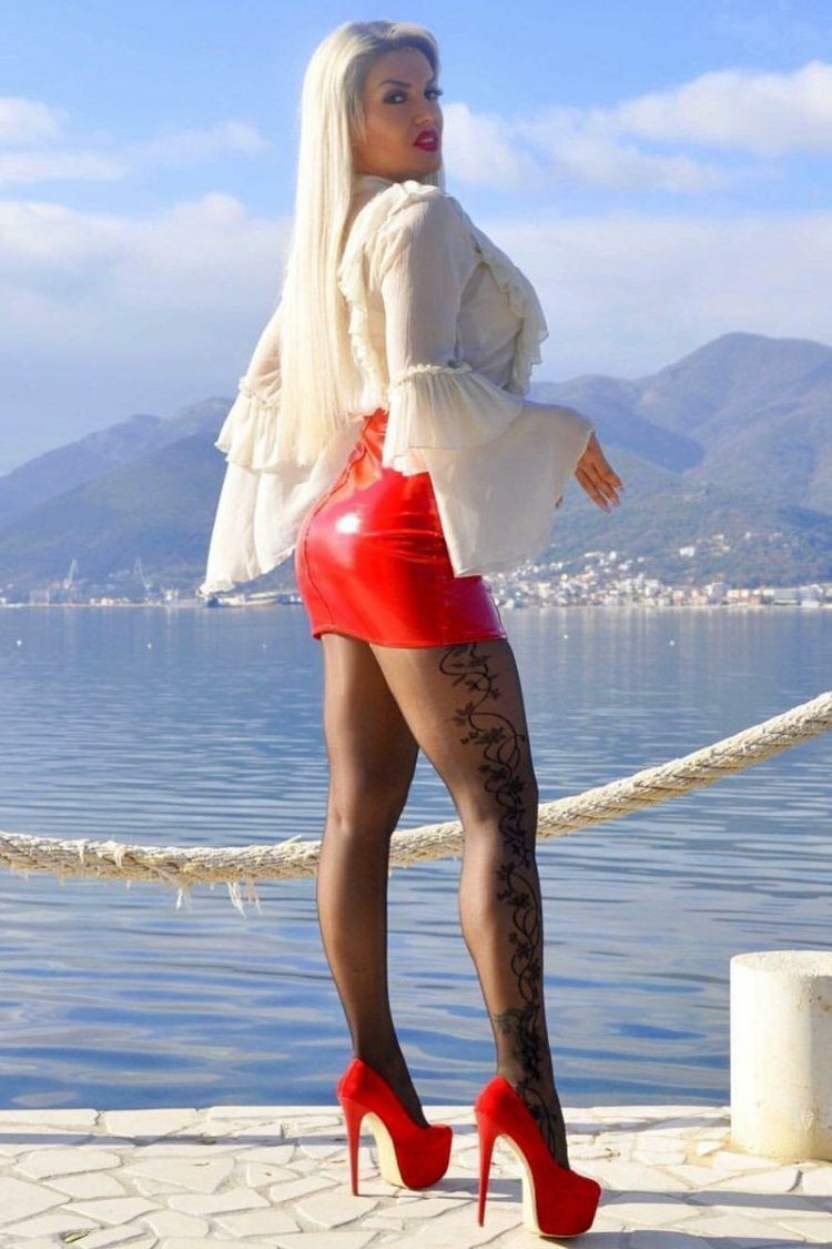 Model Jelena Unikat in Mini