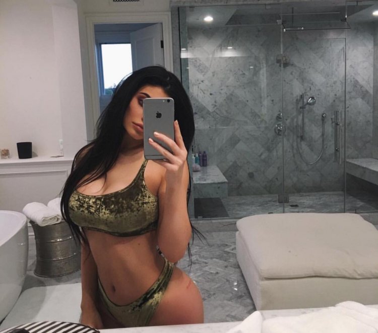 Kylie jenner selfie