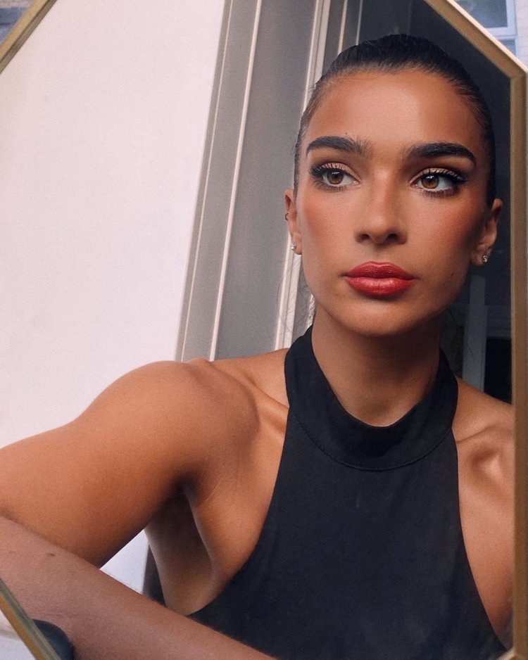 Model Steph Rayner with girlfriends