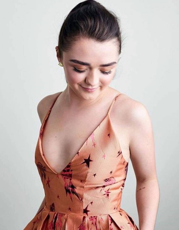 Maisie Williams Plum