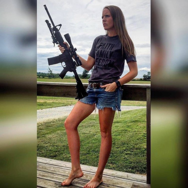 Alex Zedra in bikini