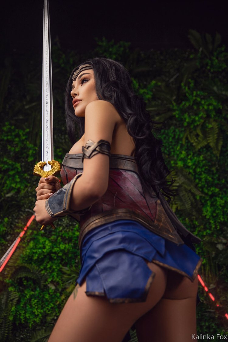Kalinka Fox cosplay wonder woman