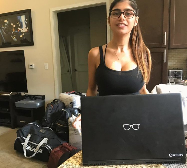 Mia Khalifa Cummed