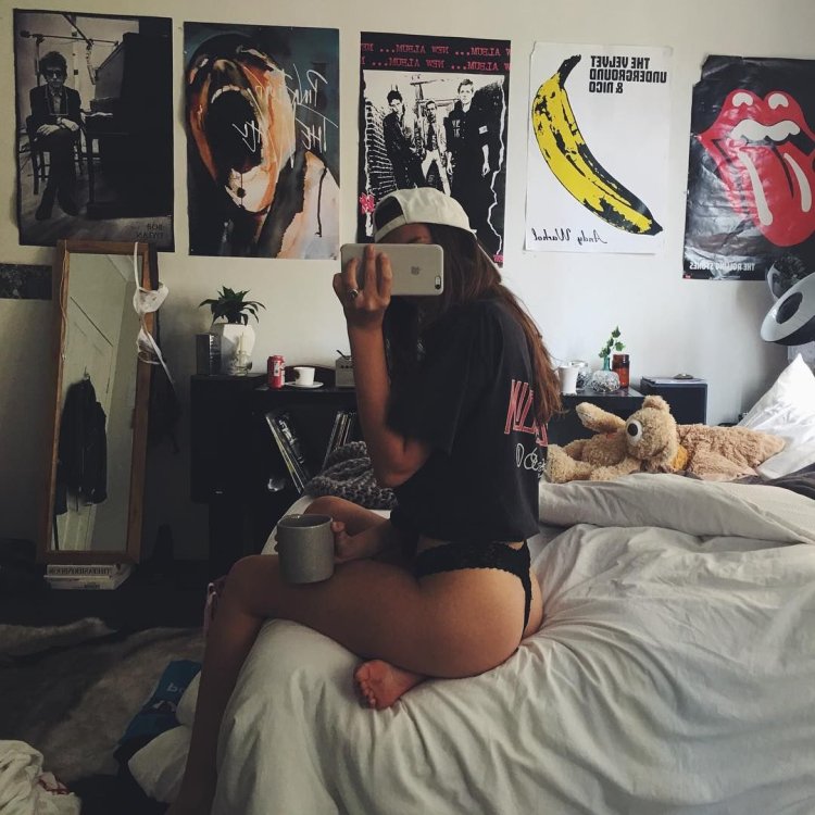 Interesting selfies of girls at home poses 20+