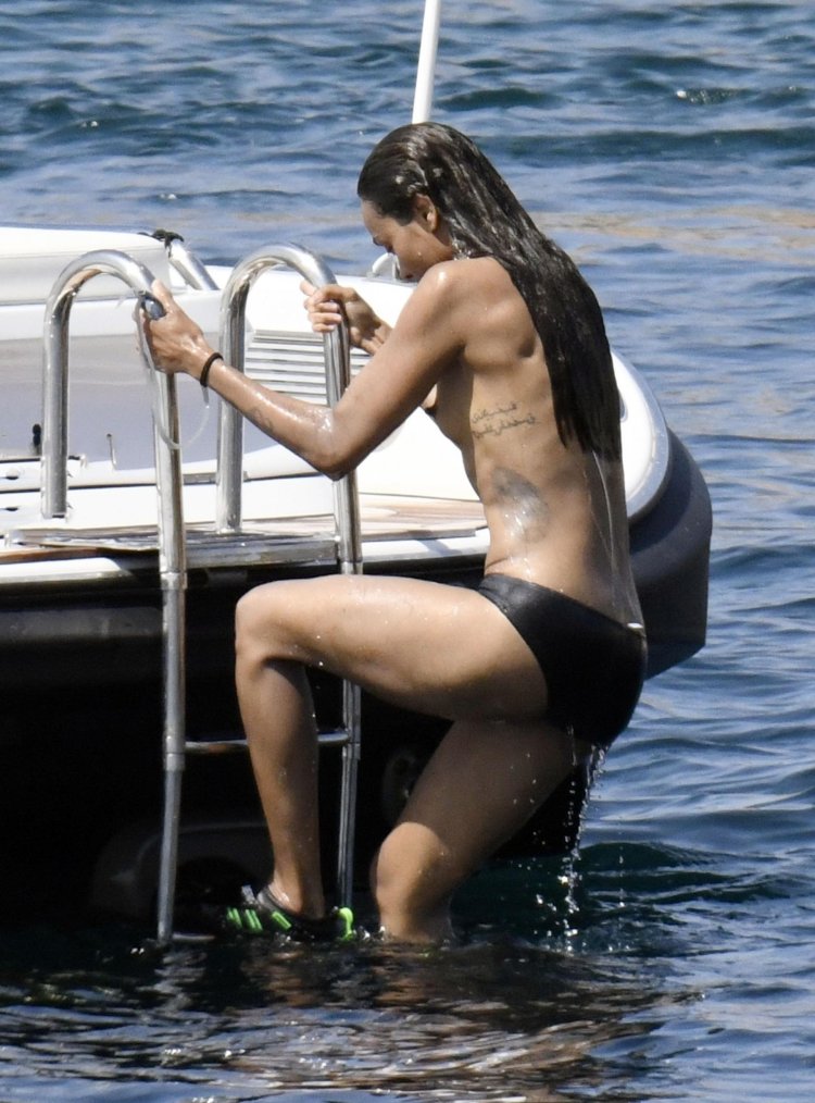 Zoe Saldana topless yacht