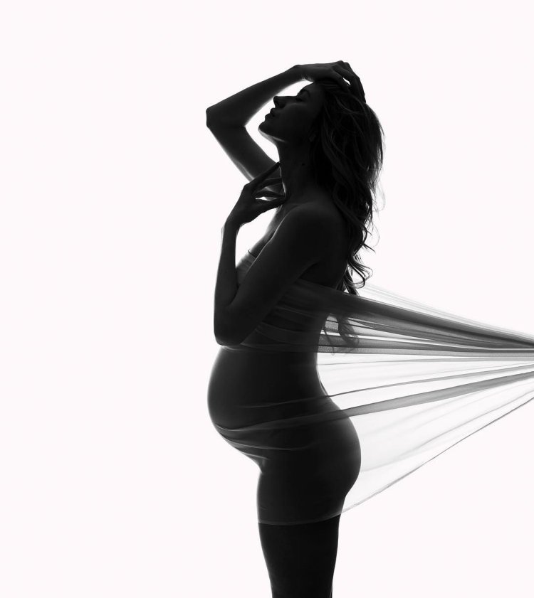 Minimalistic pregnant photo shoot