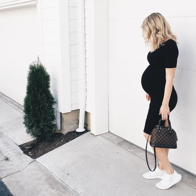 Pregnant blonde without a face