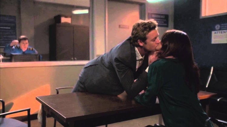 Patrick Jane and Teresa Lisbon kiss