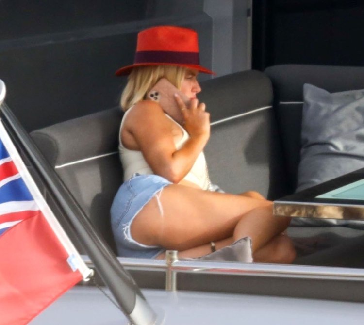 Garcia Caroline Legs Spread photo