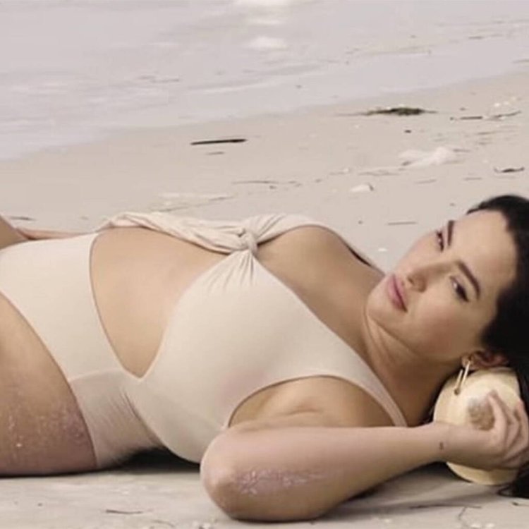 Yumi nu plus size model in swimsuit